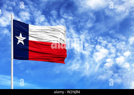 Etat du pavillon national du Texas sur un poteau en face de ciel bleu Banque D'Images