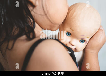 Sweet Little girl kissing her favourite baby doll. notion d'enfance et de l'amour Banque D'Images