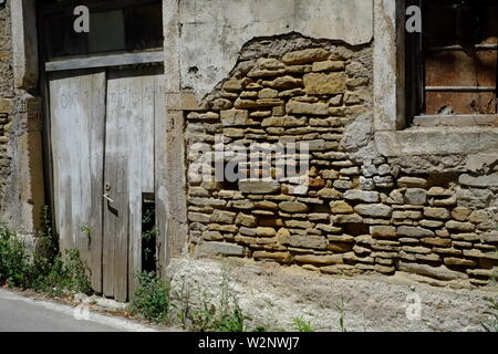 Corfu village Avliotes est située dans les collines et cette photo est d'une chambre donnant sur la rue principale menant à Avliotes Banque D'Images