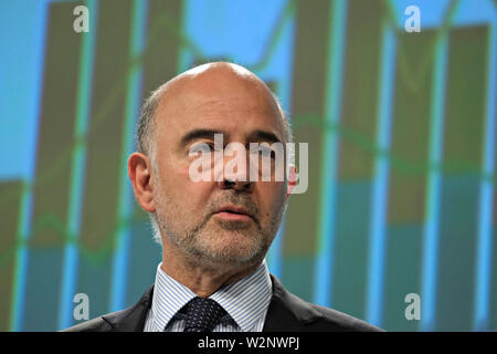 Bruxelles, Belgique. 10 juillet 2019. Le commissaire chargé des affaires économiques et Pierre Moscovici présente les prévisions économiques de l'exécutif de l'UE lors d'une conférence de presse au siège de la Commission de l'UE. Credit : ALEXANDROS MICHAILIDIS/Alamy Live News Banque D'Images