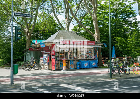 Trinkhalle ou kiosque, Golzheim, Düsseldorf, NRW, Allemagne Banque D'Images