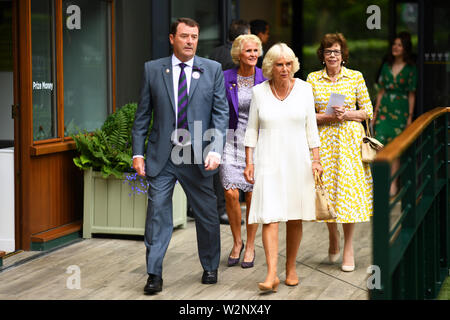La duchesse de Cornouailles au cours d'une visite à la pelouse au championnat de tennis All England Lawn Tennis Club, à Wimbledon, Londres, pour satisfaire les joueurs en fauteuil roulant, le personnel, les fonctionnaires, et la balle, garçons et filles travaillant au tournoi de tennis. Banque D'Images