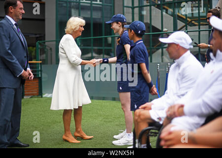 La duchesse de Cornwall rencontre la jeune fille de balle Ava McCarthy Kerrigan, 16 ans, lors d'une visite aux championnats de tennis de pelouse au All England Lawn tennis Club de Wimbledon, Londres, pour rencontrer des joueurs en fauteuil roulant, du personnel, des officiels, ainsi que les garçons et filles travaillant au tournoi de tennis. Banque D'Images