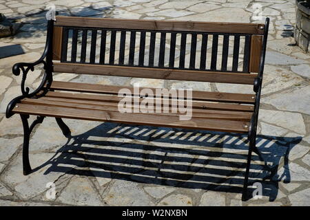 Corfou un beau banc assis deux propres et fraîchement peint.Une scène que nous aurons tous mémoires différentes certaines bonnes et d'autres moins bons. Banque D'Images