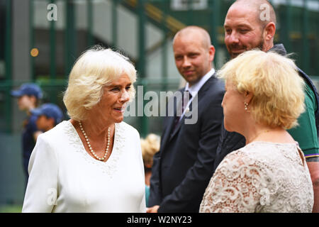 La duchesse de Cornouailles répond aux restaurateur musée Shelley Blake lors d'une visite au tournoi de tennis sur gazon à l'All England Lawn Tennis Club, à Wimbledon, Londres, pour satisfaire les joueurs en fauteuil roulant, le personnel, les fonctionnaires, et la balle, garçons et filles travaillant au tournoi de tennis. Banque D'Images