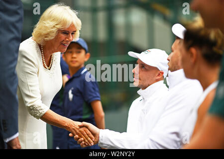 La duchesse de Cornouailles répond aux joueurs de tennis en fauteuil roulant Andy Lapthorne (à gauche) et Dylan Alcott, lors d'une visite au tournoi de tennis sur gazon à l'All England Lawn Tennis Club, à Wimbledon, Londres, pour satisfaire les joueurs en fauteuil roulant, le personnel, les fonctionnaires, et la balle, garçons et filles travaillant au tournoi de tennis. Banque D'Images