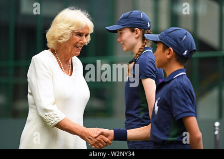 La duchesse de Cornouailles rencontre Ball boy Michael Aw-Yong, 14, au cours d'une visite au tournoi de tennis sur gazon à l'All England Lawn Tennis Club, à Wimbledon, Londres, pour satisfaire les joueurs en fauteuil roulant, le personnel, les fonctionnaires, et la balle, garçons et filles travaillant au tournoi de tennis. Banque D'Images