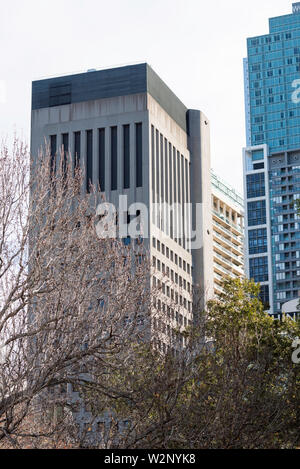 Juillet 2019 : un bâtiment construit en béton à 133-141 Liverpool Street, Sydney vue de Hyde Park est actuellement occupé par la Commonwealth Bank Banque D'Images