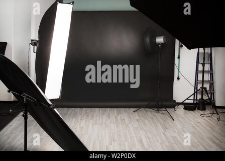 Photo Studio vide avec une variété de matériel d'éclairage. photo with copy space Banque D'Images