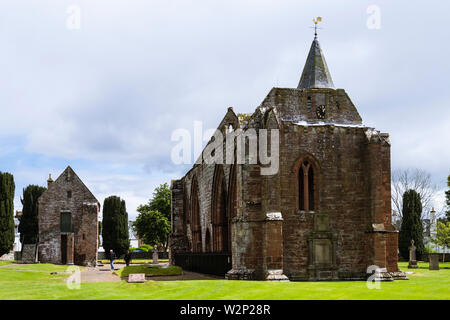 Les personnes qui désirent visiter Chapter House et cathédrale du 13ème siècle la nef côté sud des ruines. Fortrose, Black Isle, Ross et Cromarty, Écosse, Royaume-Uni, Angleterre Banque D'Images