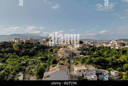 Drone photo aérienne de droit point de vue colline vieille ville de Campanet résidentiel maisons anciennes d'extérieur de bâtiment située dans le nord-est de Majorque Banque D'Images