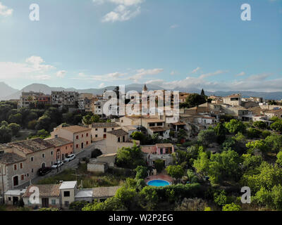 Drone photo aérienne de droit point de vue colline vieille ville de Campanet résidentiel maisons anciennes d'extérieur de bâtiment située dans le nord-est de Majorque Banque D'Images