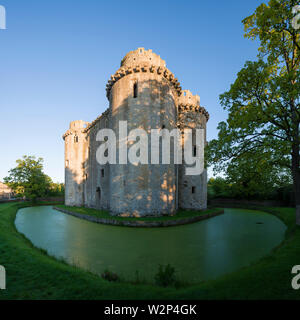 Nunney Castle moat et dans le village de Nunney, Somerset, Angleterre. Banque D'Images