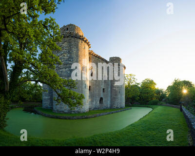 Nunney Castle moat et dans le village de Nunney, Somerset, Angleterre. Banque D'Images
