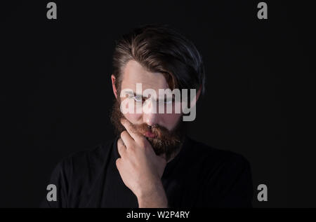 Close up. portrait de l'homme moderne.hipster isolé sur fond sombre Banque D'Images