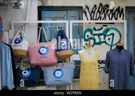 Mykonos, ˈMikonos île grecque, partie des Cyclades, en Grèce. Greek eyeball oeil mauvais symbole sur sacs chez un touriste cadeaux Banque D'Images