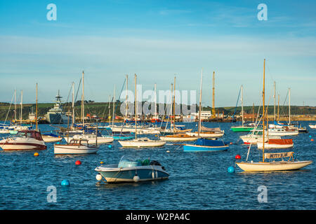 Bateaux dans Port de Falmouth. Cornwall, Angleterre, Royaume-Uni. Banque D'Images