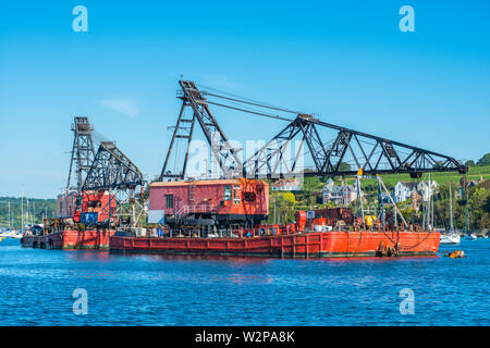 Barges-grues flottantes sur le port de Falmouth en Cornouailles, Angleterre, Royaume-Uni. Banque D'Images