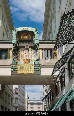 L'ANCRE (Ankeruhr réveil), une horloge mécanique Art Nouveau construit en 1914, qui forme un pont entre deux bâtiments, Hoher Markt, Vienne, Autriche. Banque D'Images