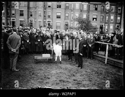 Le président Warren Harding à l'inauguration de la Baptist Memorial Church à 16e & Columbia Road NW, Washington, D.C., 23 avril 1921, Bibliothèque du Congrès, Harris & Ewing Collection Banque D'Images