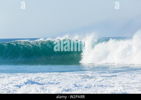 Vague de l'océan s'écraser creux vertical de l'eau bleu photo gros plan. Banque D'Images