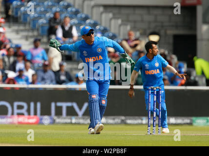 Manchester, UK. 10 juillet, 2019. 10 juillet 2019, Old Trafford, Manchester, Angleterre ; ICC Cricket World Cup demi-finale, l'Inde et la Nouvelle-Zélande, 2e jour après la pluie retard ; l'Inde keeper MS Dhoni renvoie la balle pour le quilleur Crédit : Action Plus de Sports/Alamy Live News Banque D'Images