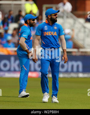 Manchester, UK. 10 juillet, 2019. 10 juillet 2019, Old Trafford, Manchester, Angleterre ; ICC Cricket World Cup demi-finale, l'Inde et la Nouvelle-Zélande, 2e jour après la pluie retard ; l'Inde le capitaine Virat Kohli avec Rohit Sharma : Action Crédit Plus Sport Images/Alamy Live News Banque D'Images