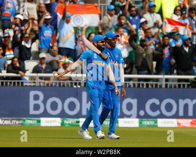 Manchester, UK. 10 juillet, 2019. 10 juillet 2019, Old Trafford, Manchester, Angleterre ; ICC Cricket World Cup demi-finale, l'Inde et la Nouvelle-Zélande, 2e jour après la pluie retard ; l'Inde le capitaine Virat Kohli célèbre avec Rohit Sharma après avoir attrapé dans le grand Henry Mat pour exécuter l'Action 1 : Crédit Plus Sport Images/Alamy Live News Banque D'Images