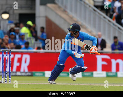 Manchester, UK. 10 juillet, 2019. 10 juillet 2019, Old Trafford, Manchester, Angleterre ; ICC Cricket World Cup demi-finale, l'Inde et la Nouvelle-Zélande ; Ravindra Jadeja clips de l'Inde le ballon pour un seul crédit rapide : Action Plus Sport Images/Alamy Live News Banque D'Images