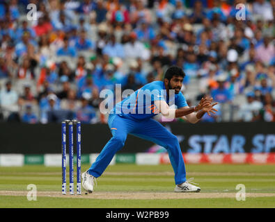 Manchester, UK. 10 juillet, 2019. 10 juillet 2019, Old Trafford, Manchester, Angleterre ; ICC Cricket World Cup demi-finale, l'Inde et la Nouvelle-Zélande, 2e jour après la pluie ; retard de l'Inde Bumrah Jasprit attend que la remise en jeu pour arriver à l'action de crédit : les souches Plus Sport Images/Alamy Live News Banque D'Images