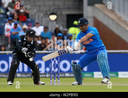 Manchester, UK. 10 juillet, 2019. 9 juillet 2019, Old Trafford, Manchester, Angleterre ; ICC Cricket World Cup demi-finale contre l'Inde, la Nouvelle-Zélande, l'Inde batteur MS Dhoni tir de ses forces à l'extérieur de sa souche d'arrêt : Action Crédit Plus Sport Images/Alamy Live News Banque D'Images