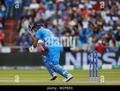 Manchester, UK. 10 juillet, 2019. 10 juillet 2019, Old Trafford, Manchester, Angleterre ; ICC Cricket World Cup demi-finale, l'Inde et la Nouvelle-Zélande, 2e jour après la pluie retard ; Hardik Pandya de l'Inde prend rapidement un seul crédit : Action Plus Sport Images/Alamy Live News Banque D'Images