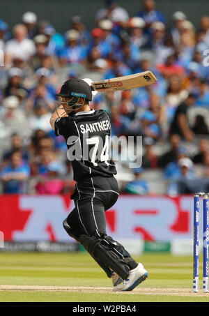 Manchester, UK. 10 juillet, 2019. 10 juillet 2019, Old Trafford, Manchester, Angleterre ; ICC Cricket World Cup demi-finale, l'Inde et la Nouvelle-Zélande, 2e jour après la pluie retard ; Mitchell Santner de Nouvelle-zélande sur son chemin à 9 pas des crédits d'Action : Plus de Sports/Alamy Live News Banque D'Images