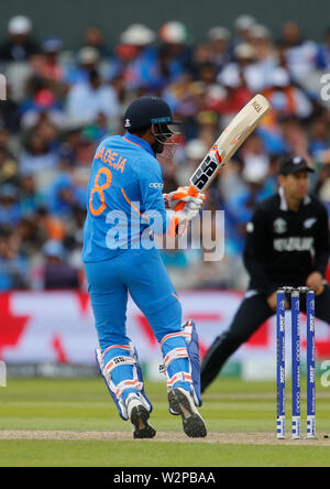 Manchester, UK. 10 juillet, 2019. 10 juillet 2019, Old Trafford, Manchester, Angleterre ; ICC Cricket World Cup demi-finale, l'Inde et la Nouvelle-Zélande, 2e jour après la pluie retard ; Ravindra Jadeja crochets de l'Inde le ballon vers le bas le côté de la jambe d'Action Crédit : Plus de Sports/Alamy Live News Banque D'Images