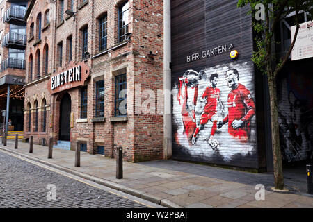 Einstein Bier Haus jour à la nuit venue en Concert Square Liverpool UK Banque D'Images