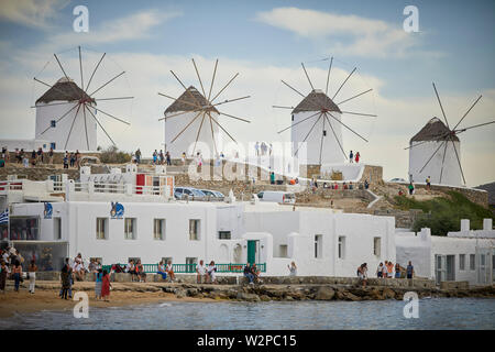 Mykonos, ˈMikonos île grecque, partie des Cyclades, Grèce. emblématique monument moulin solo dans la zone du port Banque D'Images