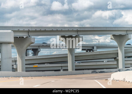 Le centre-ville de Dallas, au Texas, dans l'autoroute surélevée en ville l'été avec la corbeille sur la rampe et les voitures dans la circulation Banque D'Images