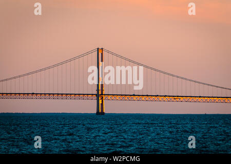 Le Mackinac Bridge au coucher du soleil étincelant Banque D'Images
