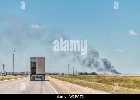 Sweetwater, USA - 7 juin 2019 : l'Interstate highway road i20 au Texas campagne avec chariot et le feu à distance horizon Banque D'Images