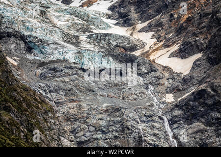 Marcher le long de la grande voie de la vallée sinueuse Hooker au Mont Cook, Nouvelle-Zélande. Banque D'Images