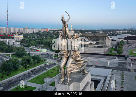 Moscou, Russie - le 10 juillet 2019 : Vue aérienne de travailleurs et Kolkhoz Femme monument. Créé en 1937 par Vera Mukhina Banque D'Images