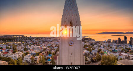 Soleil de minuit, l'église Hallgrimskirkja, Reykjavik, Islande. Cette image est tourné à l'aide d'un drone. Banque D'Images