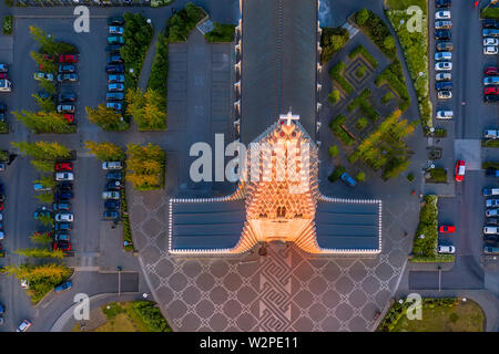 Soleil de minuit, l'église Hallgrimskirkja, Reykjavik, Islande. Cette image est tourné à l'aide d'un drone. Banque D'Images