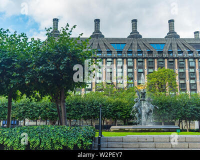 Vue sur le nouveau palais de la Cour du Palais de Westminster montrant son jardin et la fontaine de la Portcullis House, Londres, Royaume-Uni. Banque D'Images