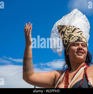 Danseuse tahitienne en costume traditionnel. Banque D'Images