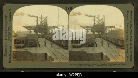 Une vue d'ensemble de petits téléchargeurs au travail sur l'aviron docks, Conneaut, Ohio, par Keystone View Company Banque D'Images