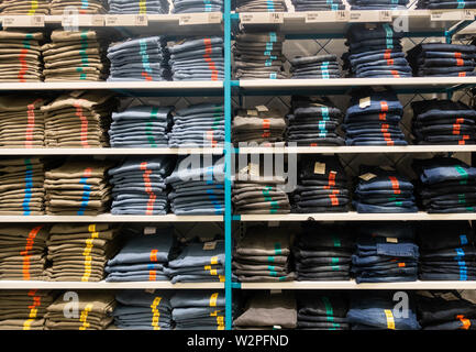 Denim Jeans dans Primark store. L'Angleterre. UK Banque D'Images