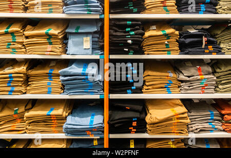 Denim Jeans dans Primark store. L'Angleterre. UK Banque D'Images