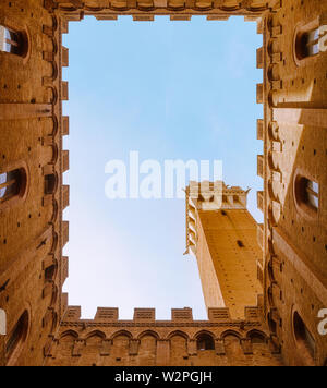 SienaTower - jusqu'à la direction de Torre del Mangia (Tour du Mangia) de l'intérieur du Palazzo Publico cour intérieure à Sienne, Toscane, Italie. Banque D'Images