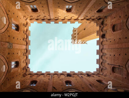 SienaTower - jusqu'à la direction de Torre del Mangia (Tour du Mangia) de l'intérieur du Palazzo Publico cour intérieure à Sienne, Toscane, Italie. Banque D'Images